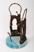 In fata portilor, 45cm, sculptura in bronz, soclu travertin, 2021
