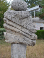 Pion, sculptură în piatră, 173cm, 2000