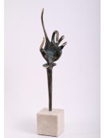 Mână, sculptură în bronz, 34cm, soclu de travertin, 2025